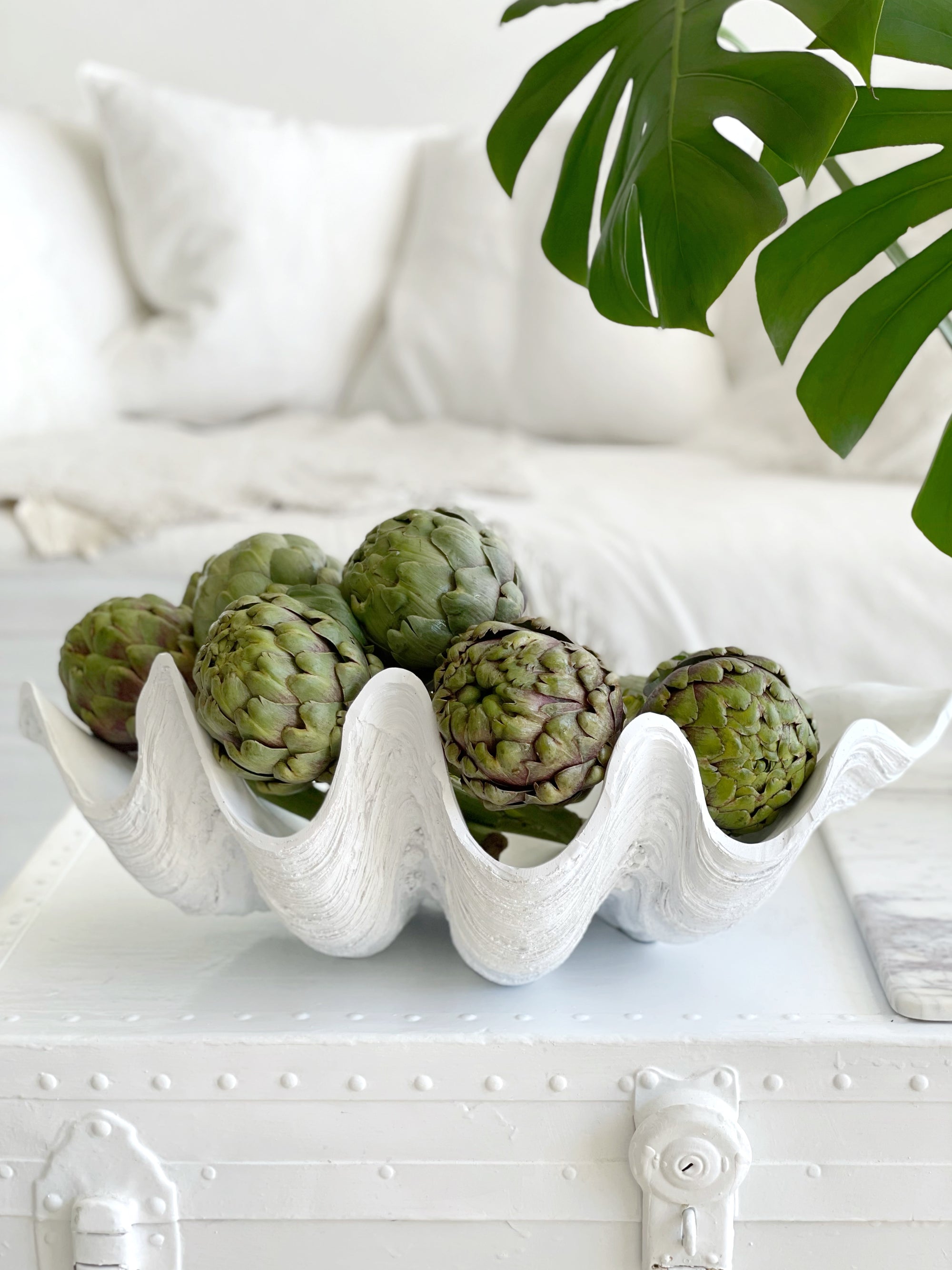 Resin Faux Giant Clamshell White 52 CM